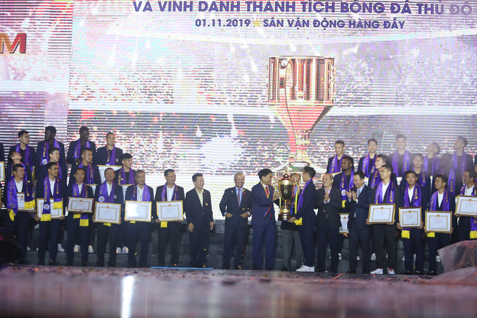 Buổi lễ tối 1/11 vinh danh thành công lịch sử của câu lạc bộ bóng đá Hà Nội FC ở mùa giải 2019 với chức vô địch V-League, Cúp Quốc gia và việc lọt vào tới chung kết liên khu vực AFC Cup 2019. (Ảnh: Thanh Xuân/Vietnam+)