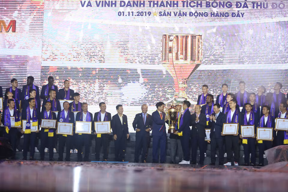 Buổi lễ tối 1/11 vinh danh thành công lịch sử của câu lạc bộ bóng đá Hà Nội FC ở mùa giải 2019 với chức vô địch V-League, Cúp Quốc gia và việc lọt vào tới chung kết liên khu vực AFC Cup 2019. (Ảnh: Thanh Xuân/Vietnam+)