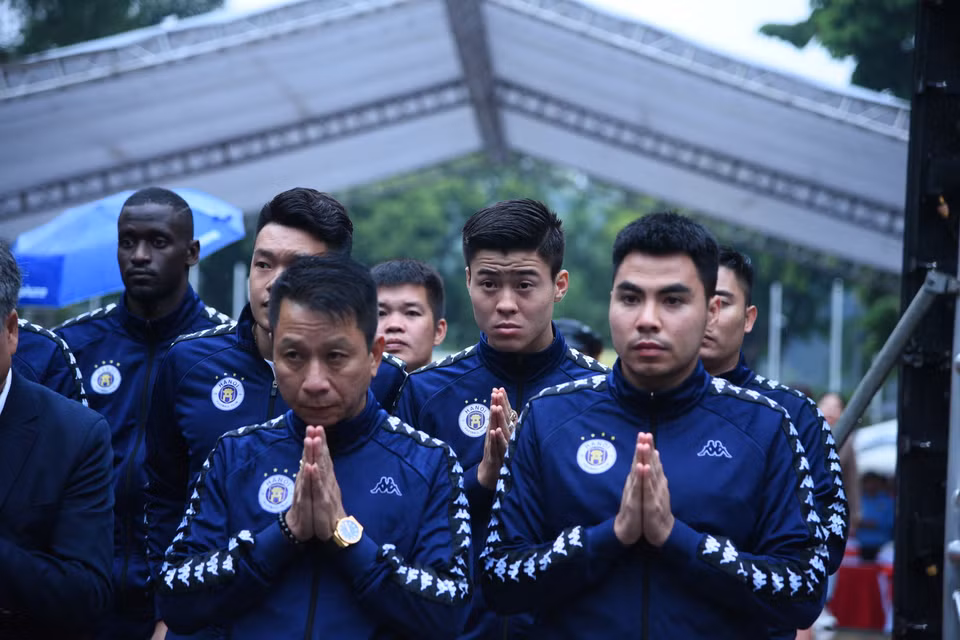 Trước buổi lễ vinh danh, câu lạc bộ Hà Nội FC đã "vinh quy bái tổ" tại tượng đài Lý Thái Tổ vào chiều 1/11 ngay sau khi vừa trở về từ Quảng Nam với chức vô địch Cúp Quốc gia 2019. (Ảnh: Nguyên An/Vietnam+)