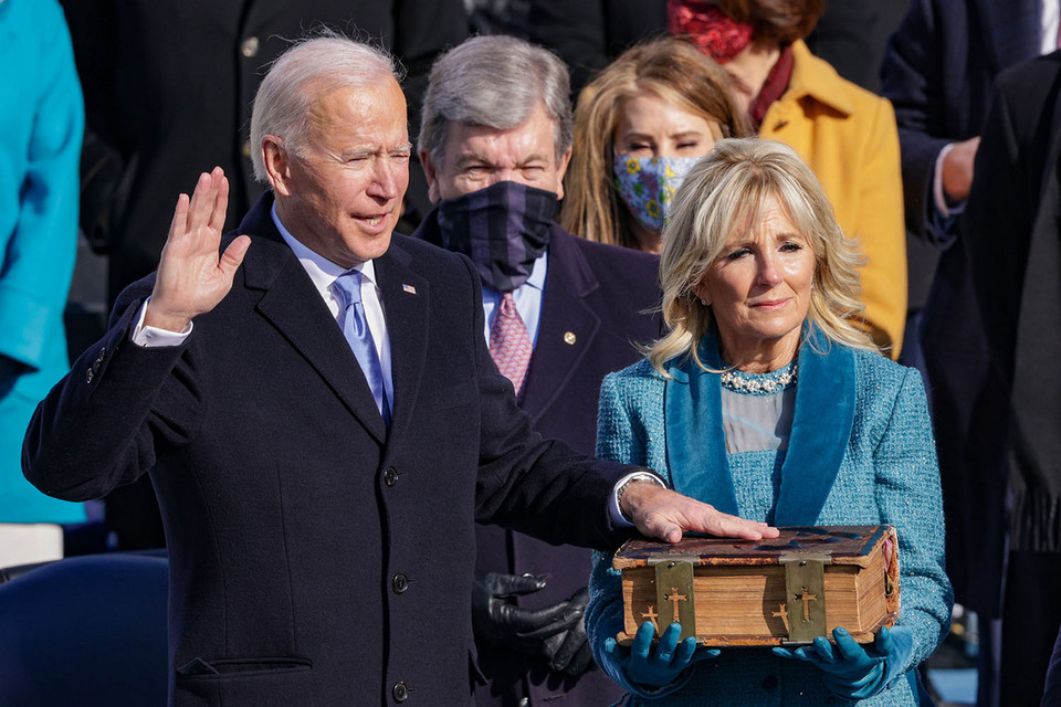 Ông Joe Biden đặt tay lên cuốn Kinh Thánh thực hiện lời tuyên thệ