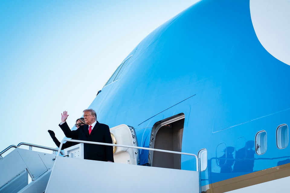 Tại đây, ông Trump cùng vợ là bà Melanie lên chiếc Air Force One lần cuối để về Florida