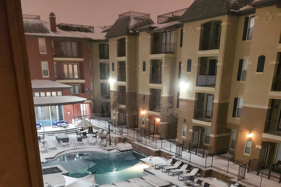 Một khách sạn trong tình trạng tuyết rơi và bể bơi đóng băng (Nguồn: Atlantic)