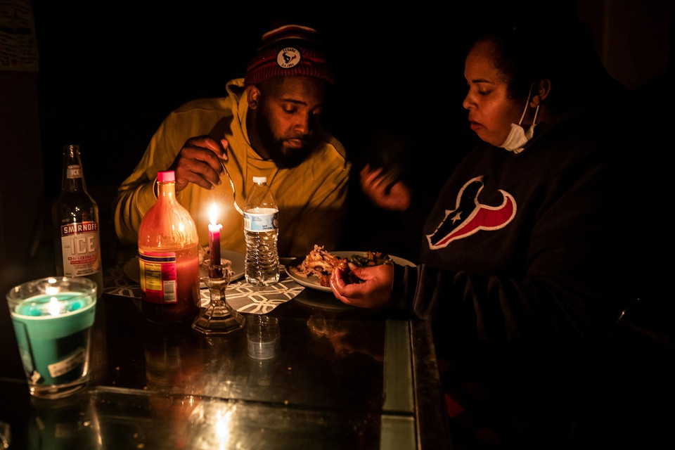 Tuyết rơi đã buộc các doanh nghiệp phân phối điện trên toàn bang Texas đã phải thực hiện cắt điện luân phiên để đảm bảo an toàn cho hệ thống. Ước tính có khoảng 4 triệu người đang phải sống trong cảnh mất điện. (Nguồn: Atlantic)