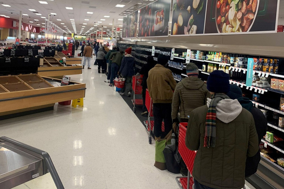 Các quầy hàng thiết yếu đều trong tình trạng khan hàng (Nguồn: Atlantic)