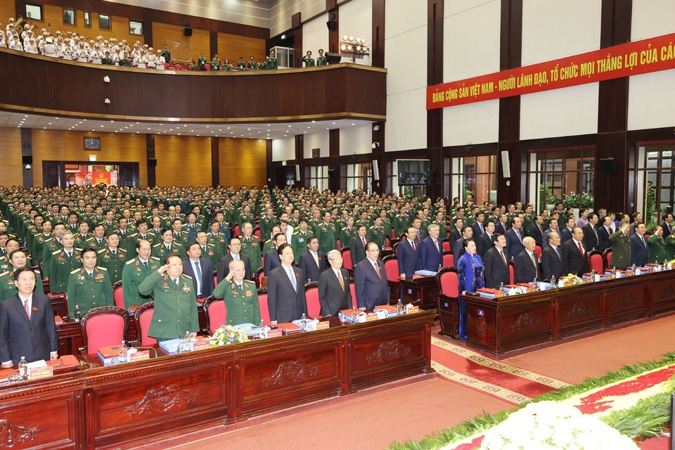 Đại biểu thực hiện nghi thức chào cờ. (Ảnh: Trí Dũng/TTXVN)