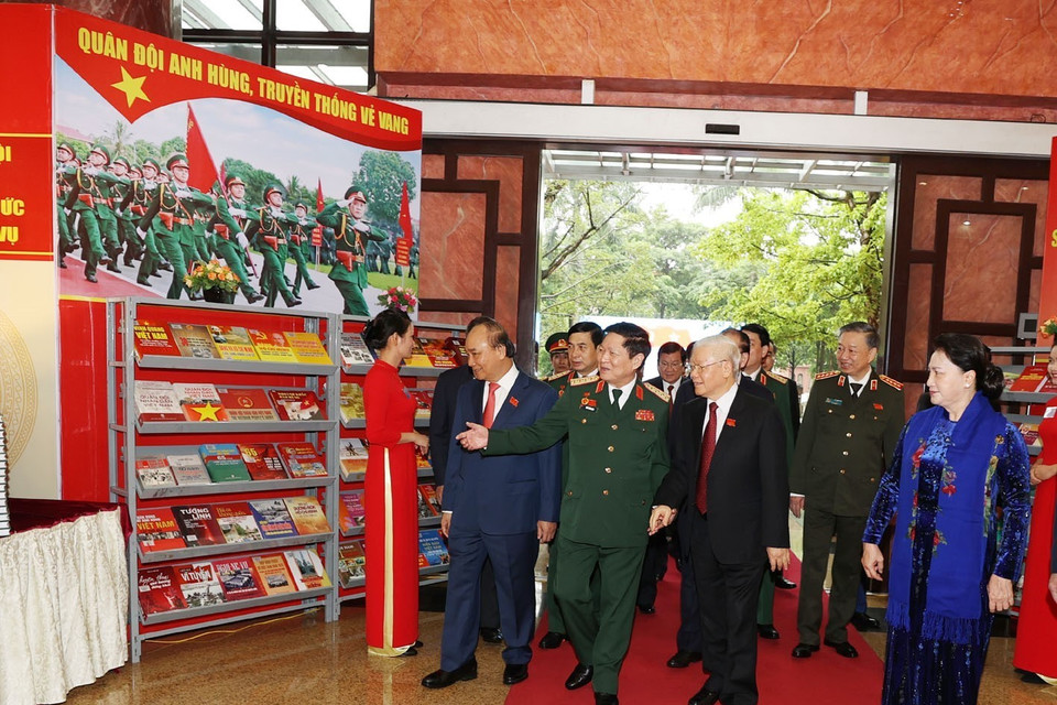 Tổng Bí thư, Chủ tịch nước, Bí thư Quân ủy Trung ương Nguyễn Phú Trọng và các đại biểu tham quan khu trưng bày các ấn phẩm quốc phòng. (Ảnh: Trí Dũng/TTXVN)
