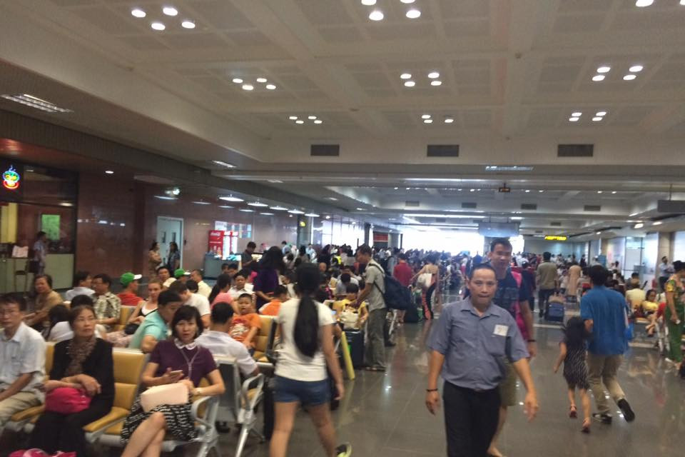 Hầu hết các chuyến bay trong nước vào sáng nay đều bị hoãn. (Ảnh: Bích Hằng/Vietnam+)