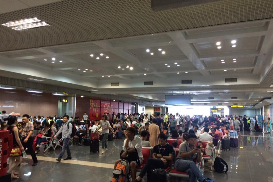 Hành khách sốt ruột chờ đợi thông báo về chuyến bay. (Ảnh: Bích Hằng/Vietnam+)