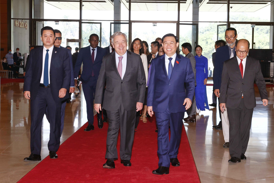 Chủ tịch Quốc hội Vương Đình Huệ và đại biểu đón Tổng Thư ký Liên hợp quốc António Guterres. (Ảnh: Doãn Tấn/TTXVN)