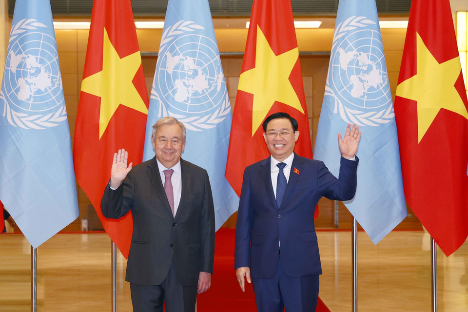 Chủ tịch Quốc hội Vương Đình Huệ và Tổng Thư ký Liên hợp quốc António Guterres chụp ảnh chung. (Ảnh: Doãn Tấn/TTXVN)