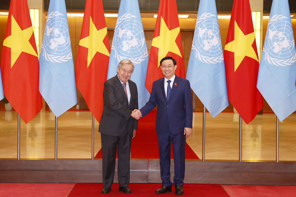 Chủ tịch Quốc hội Vương Đình Huệ và Tổng Thư ký Liên hợp quốc António Guterres chụp ảnh chung. (Ảnh: Doãn Tấn/TTXVN)