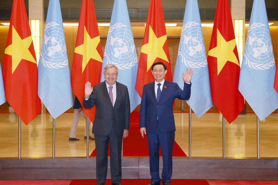 Chủ tịch Quốc hội Vương Đình Huệ và Tổng Thư ký Liên hợp quốc António Guterres chụp ảnh chung. (Ảnh: Doãn Tấn/TTXVN)