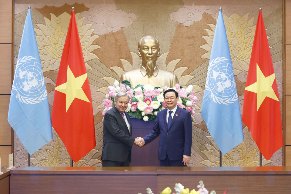 Chủ tịch Quốc hội Vương Đình Huệ và Tổng Thư ký Liên hợp quốc António Guterres chụp ảnh chung. (Ảnh: Doãn Tấn/TTXVN)