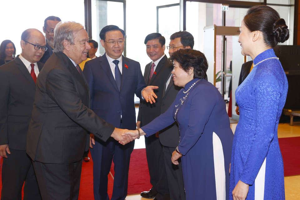 Chủ tịch Quốc hội Vương Đình Huệ và đại biểu đón Tổng Thư ký Liên hợp quốc António Guterres. (Ảnh: Doãn Tấn/TTXVN)