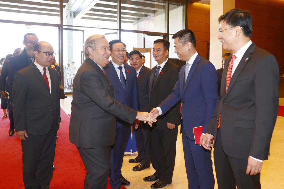 Chủ tịch Quốc hội Vương Đình Huệ và đại biểu đón Tổng Thư ký Liên hợp quốc António Guterres. (Ảnh: Doãn Tấn/TTXVN)