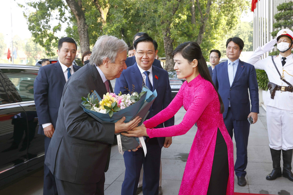 Chủ tịch Quốc hội Vương Đình Huệ đón Tổng Thư ký Liên hợp quốc António Guterres. (Ảnh: Doãn Tấn/TTXVN)