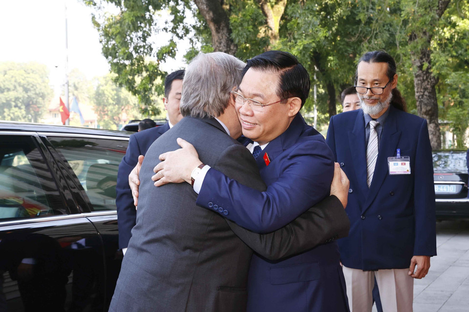 Chủ tịch Quốc hội Vương Đình Huệ đón Tổng Thư ký Liên hợp quốc António Guterres. (Ảnh: Doãn Tấn/TTXVN)