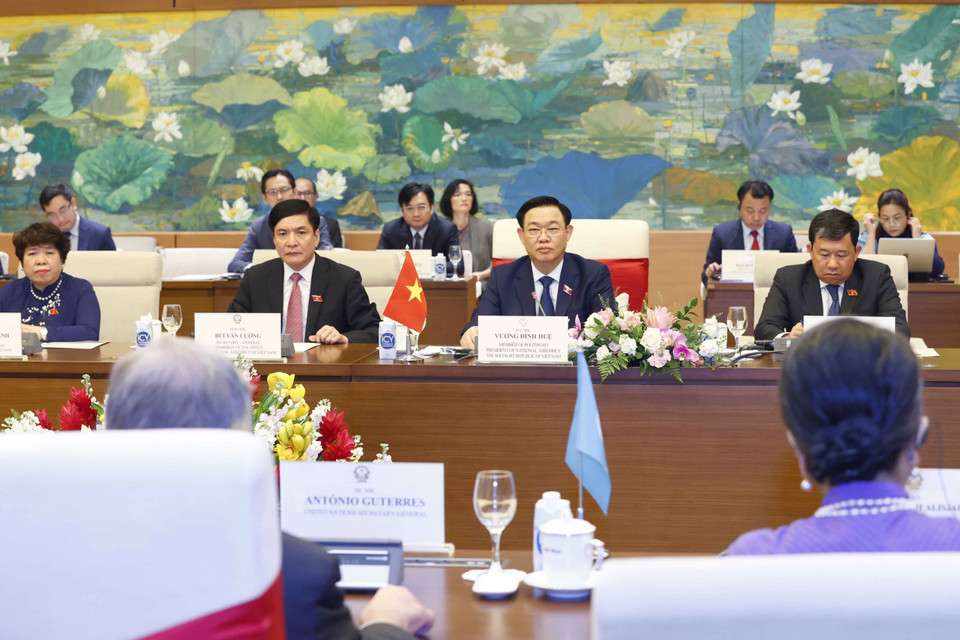 Chủ tịch Quốc hội Vương Đình Huệ hội kiến Tổng Thư ký Liên hợp quốc António Guterres. (Ảnh: Doãn Tấn/TTXVN)