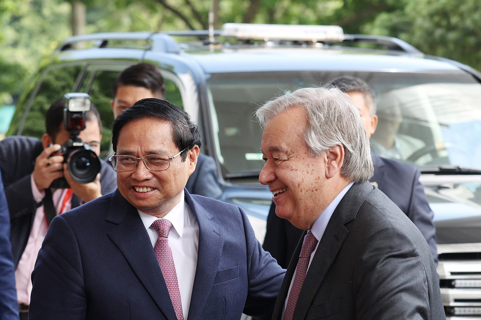 Thủ tướng Phạm Minh Chính đón Tổng Thư ký Liên hợp quốc António Guterres. (Ảnh: Dương Giang/TTXVN)