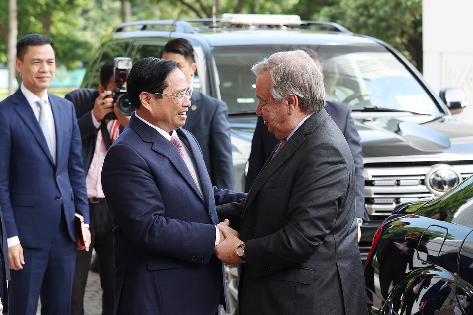 Thủ tướng Phạm Minh Chính đón Tổng Thư ký Liên hợp quốc António Guterres. (Ảnh: Dương Giang/TTXVN)