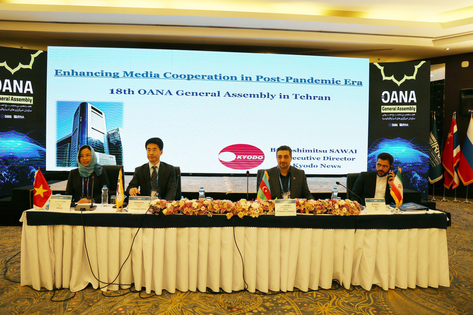 Tổng giám đốc TTXVN Vũ Việt Trang (ngoài cùng, bên trái) điều hành phiên thảo luận thứ 2 với chủ đề "Thúc đẩy hợp tác truyền thông thời kỳ sau đại dịch". (Ảnh: TTXVN phát)