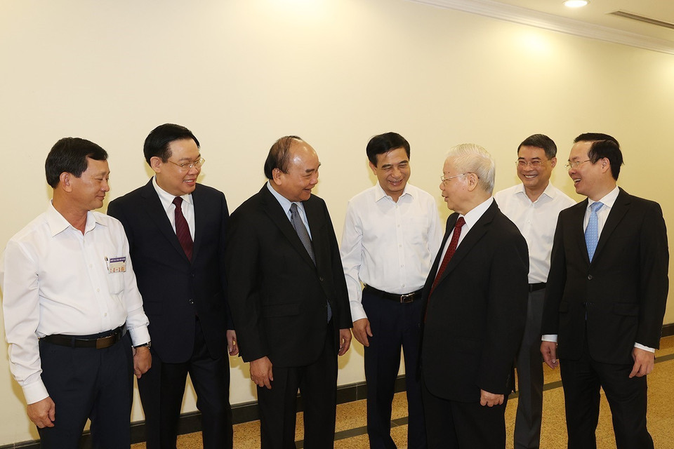 Tổng Bí thư Nguyễn Phú Trọng trò chuyện cùng các lãnh đạo Đảng, Nhà nước đến dự hội nghị. (Ảnh: Trí Dũng/TTXVN)