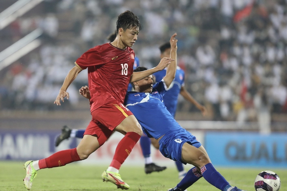 Pha cản bóng của hậu vệ U17 Nepal. (Ảnh: Minh Quyết/TTXVN)