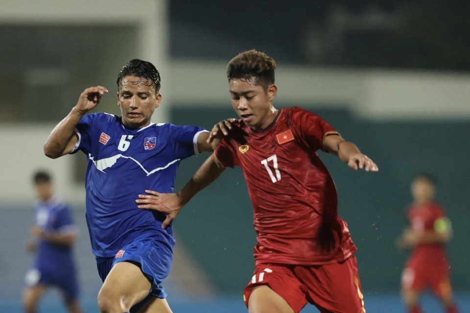 Pha lên bóng phía hành lang cánh trái của cầu thủ Hoàng Anh (số 17, Việt Nam). (Ảnh: Minh Quyết/TTXVN)