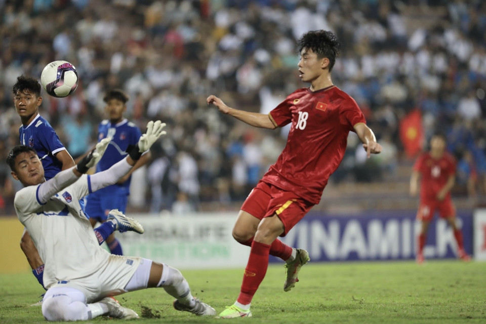 Pha dứt điểm cận thành của cầu thủ Đức Thiện (số 18, Việt Nam). (Ảnh: Minh Quyết/TTXVN)