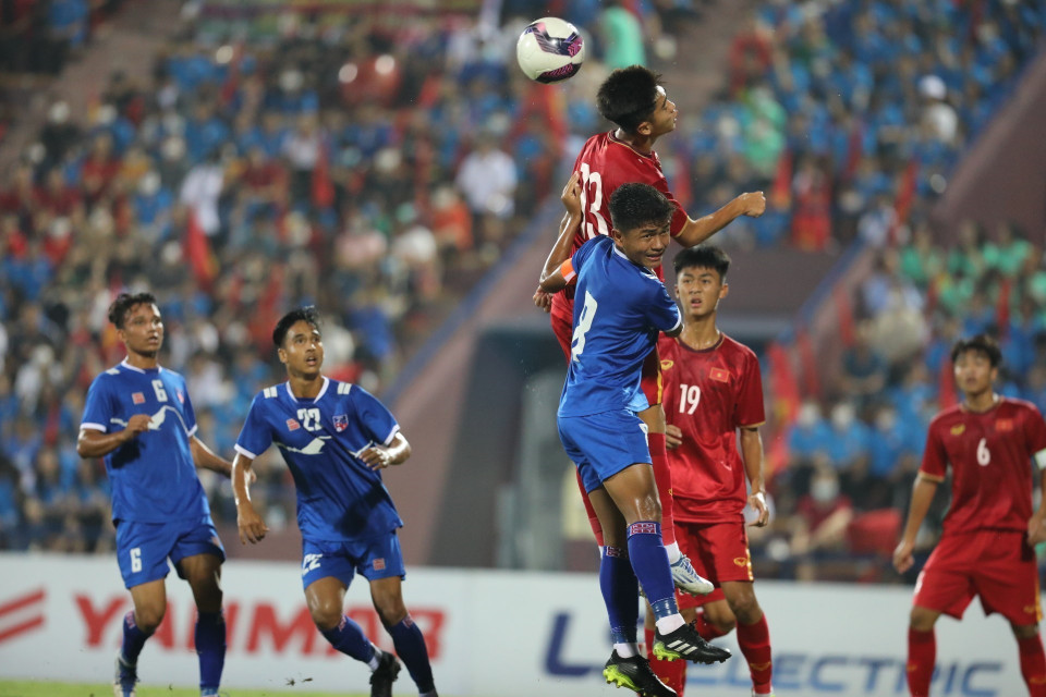 Pha dứt điểm bằng đầu của cầu thủ Long Vũ (số 16, Việt Nam).(Ảnh: Minh Quyết/TTXVN)