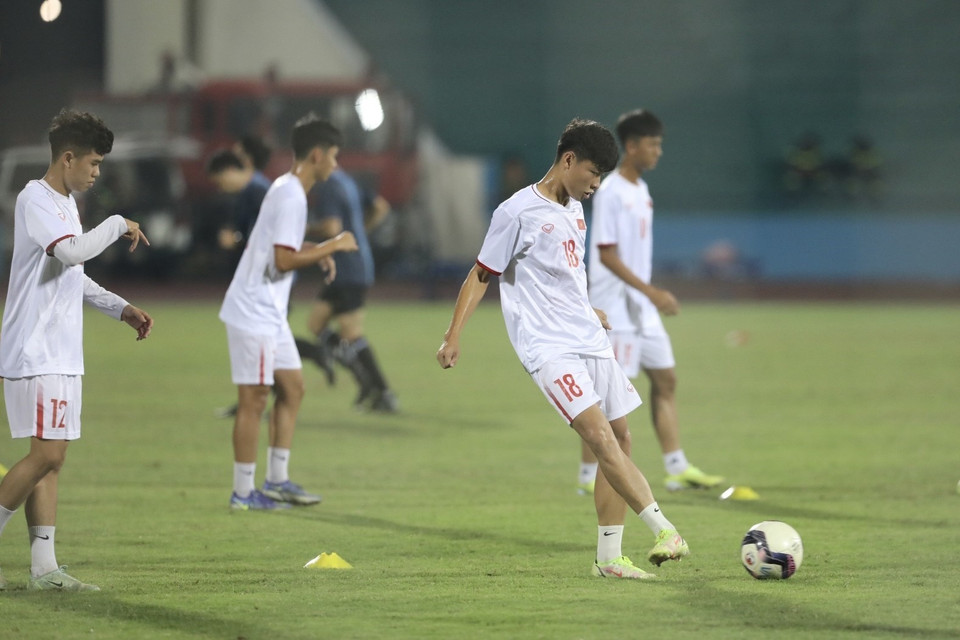 Các cầu thủ U17 Việt Nam khởi động trước trận đấu. (Ảnh: Minh Quyết/TTXVN)