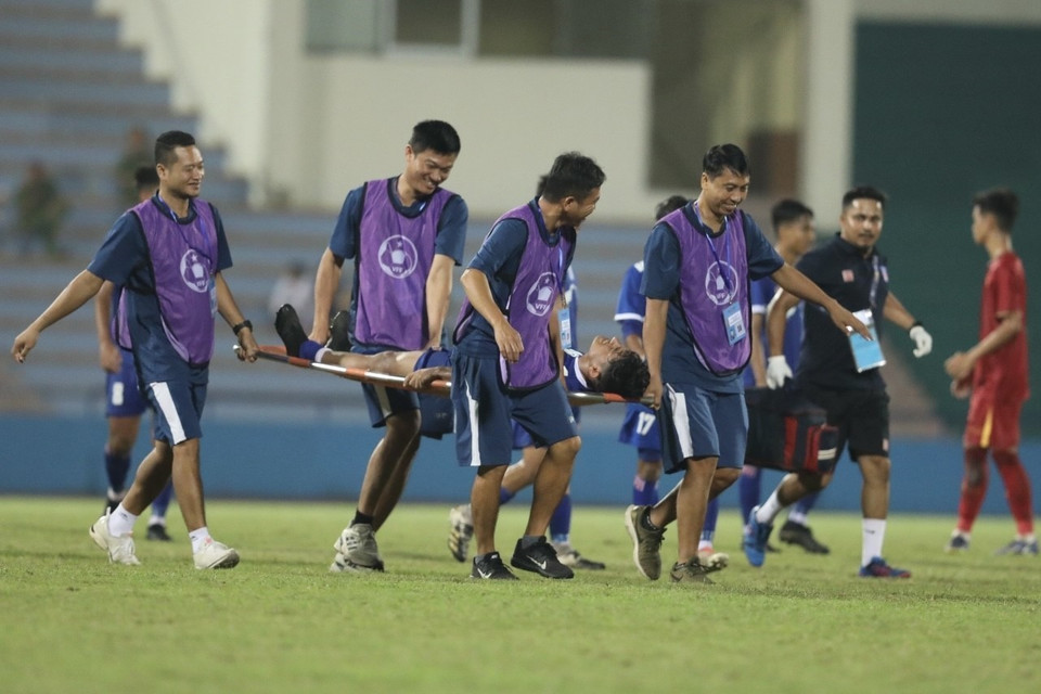 Cầu thủ Harish Raj Bhatta (số 18, Nepal) phải rời sân bằng cáng. (Ảnh: Minh Quyết/TTXVN)