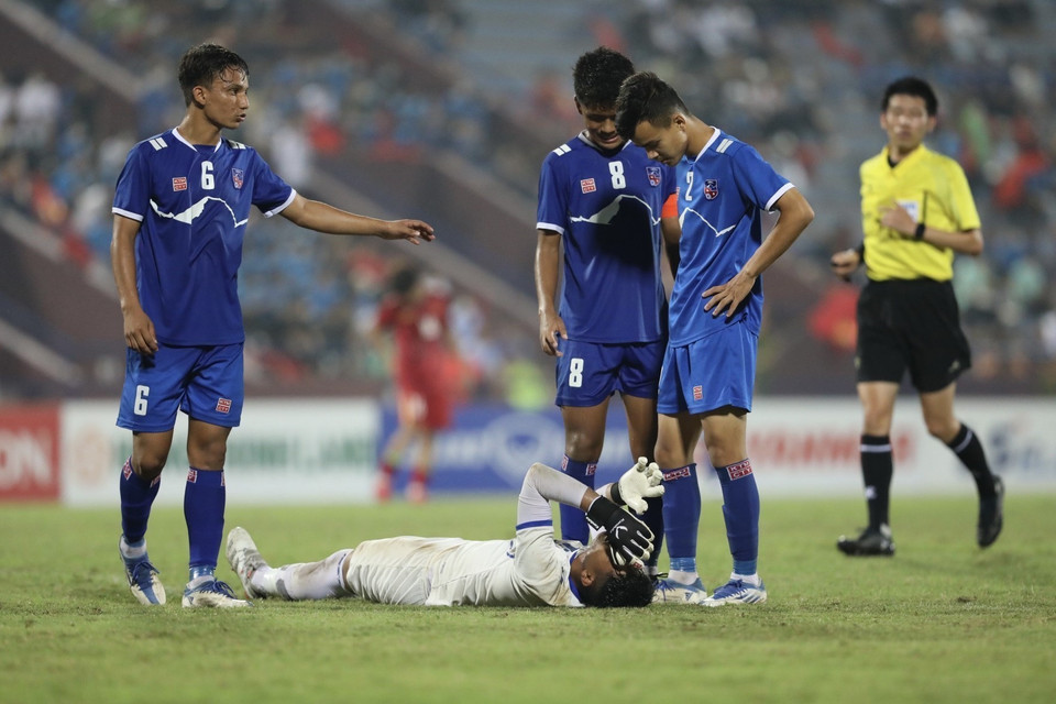 Thủ môn Krishal Moktan bị đau sau tình huống va chạm với cầu thủ của U17 Việt Nam. (Ảnh: Minh Quyết/TTXVN)