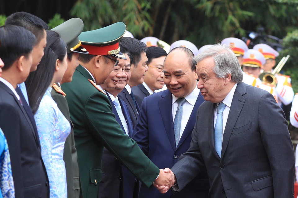 Tổng Thư ký Liên hợp quốc António Guterres giới thiệu các quan chức của Liên hợp quốc với Chủ tịch nước Nguyễn Xuân Phúc. (Ảnh: Lâm Khánh/TTXVN)
