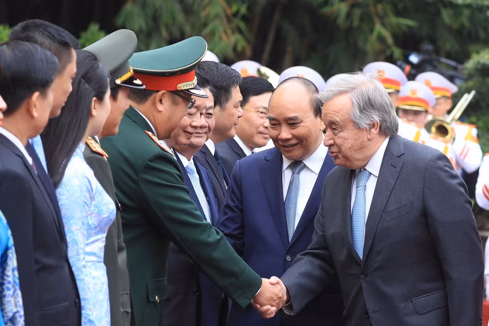 Tổng Thư ký Liên hợp quốc António Guterres giới thiệu các quan chức của Liên hợp quốc với Chủ tịch nước Nguyễn Xuân Phúc. (Ảnh: Lâm Khánh/TTXVN)