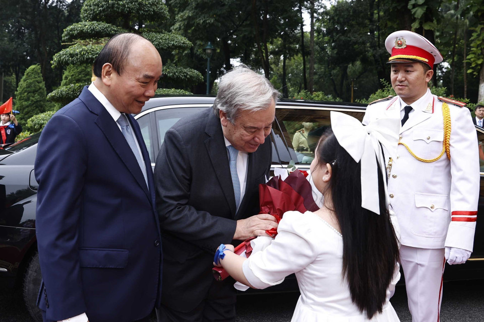 Thiếu nhi Hà Nội tặng qua Tổng Thư ký Liên hợp quốc António Guterres tại lễ đón. (Ảnh: Lâm Khánh/TTXVN)