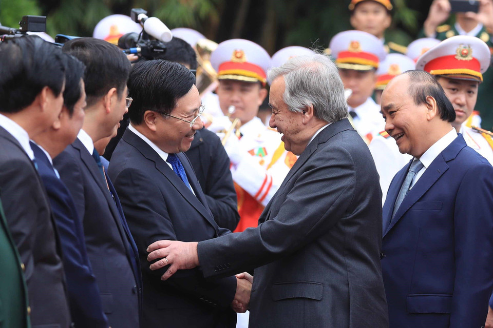 Tổng Thư ký Liên hợp quốc António Guterres với Phó Thủ tướng Thường trực Phạm Bình Minh tại lễ đón. (Ảnh: Lâm Khánh/TTXVN)