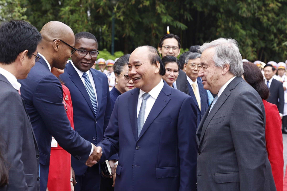 Tổng Thư ký Liên hợp quốc António Guterres giới thiệu các quan chức của Liên hợp quốc với Chủ tịch nước Nguyễn Xuân Phúc. (Ảnh: Lâm Khánh/TTXVN)