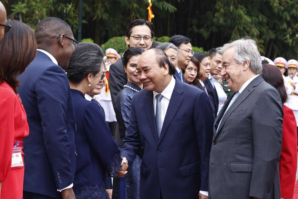 Tổng Thư ký Liên hợp quốc António Guterres giới thiệu các quan chức của Liên hợp quốc với Chủ tịch nước Nguyễn Xuân Phúc. (Ảnh: Lâm Khánh/TTXVN)
