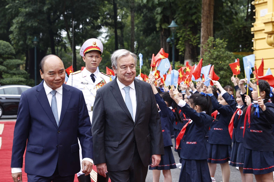 Chủ tịch nước Nguyễn Xuân Phúc và Tổng Thư ký Liên hợp quốc António Guterres tại lễ đón. (Ảnh: Lâm Khánh/TTXVN)