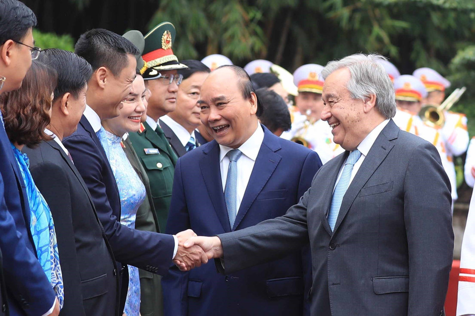 Chủ tịch nước Nguyễn Xuân Phúc giới thiệu các thành viên Đoàn đại biểu Việt Nam với Tổng Thư ký Liên hợp quốc António Guterres. (Ảnh: Lâm Khánh/TTXVN)