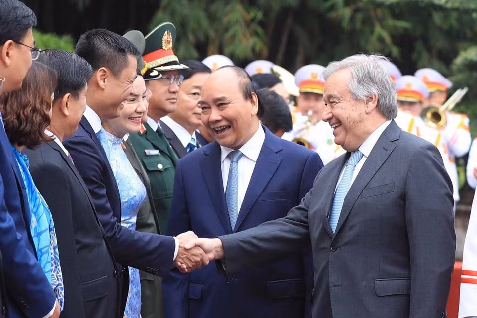 Chủ tịch nước Nguyễn Xuân Phúc giới thiệu các thành viên Đoàn đại biểu Việt Nam với Tổng Thư ký Liên hợp quốc António Guterres. (Ảnh: Lâm Khánh/TTXVN)