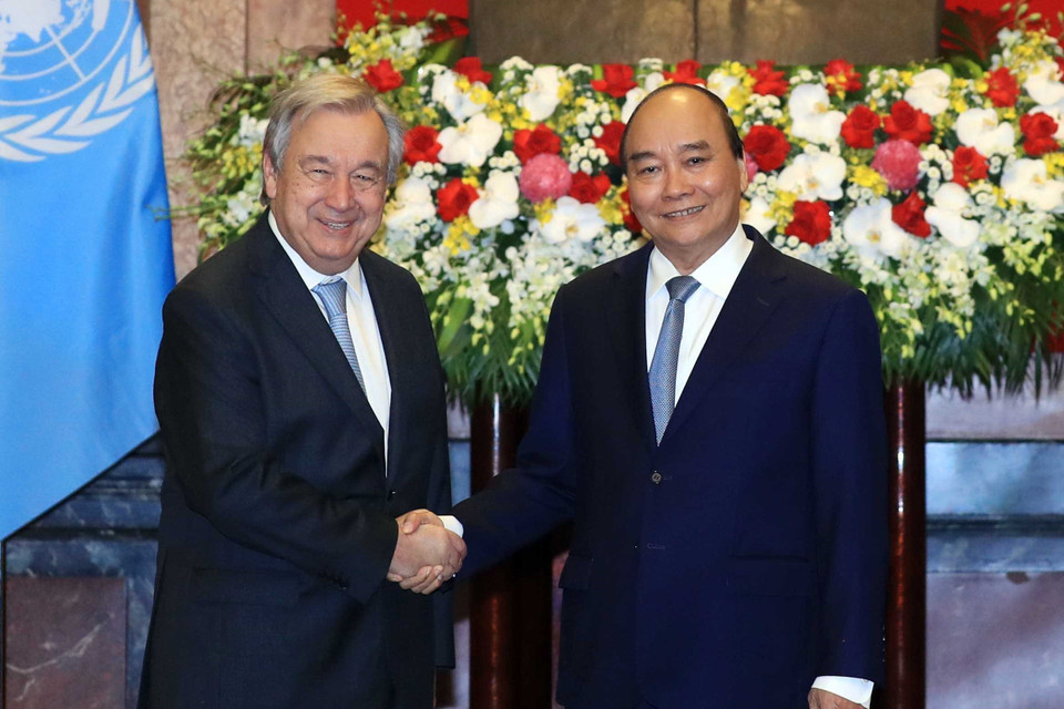 Chủ tịch nước Nguyễn Xuân Phúc và Tổng Thư ký Liên hợp quốc António Guterres tạ lễ đón. (Ảnh: Lâm Khánh/TTXVN)