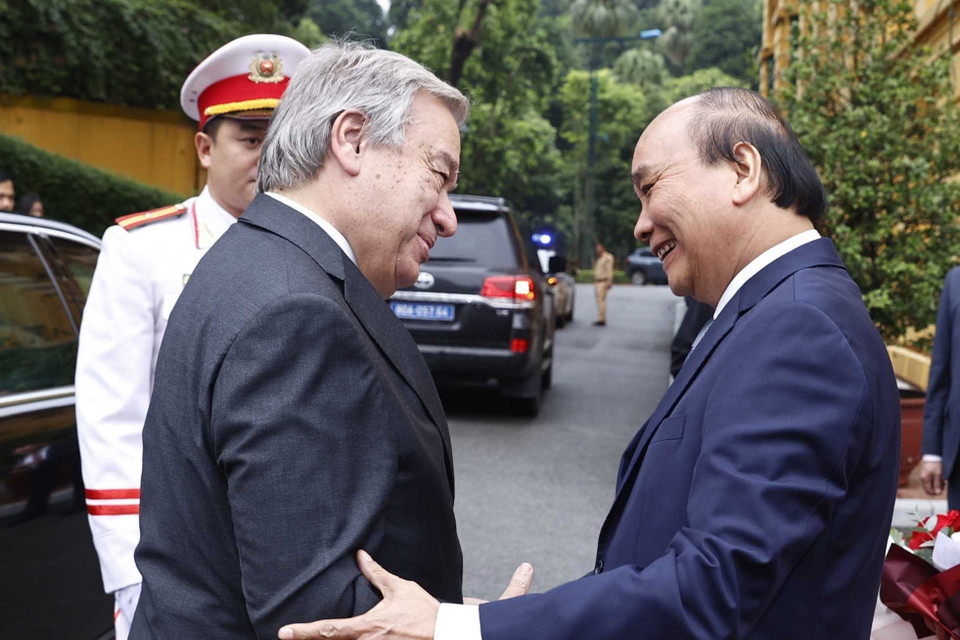 Chủ tịch nước Nguyễn Xuân Phúc đón Tổng Thư ký Liên hợp quốc António Guterres. (Ảnh: Lâm Khánh/TTXVN)