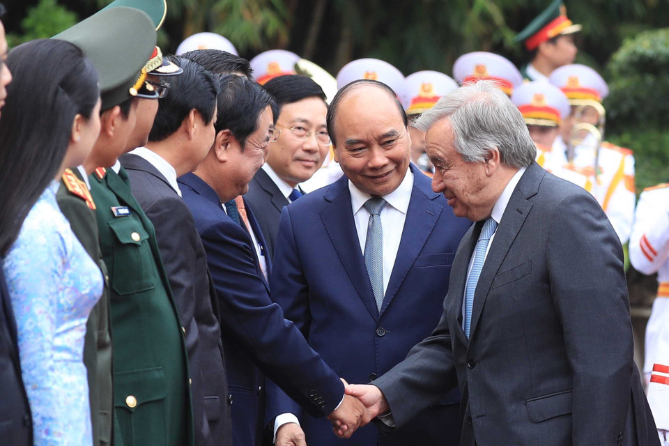 Chủ tịch nước Nguyễn Xuân Phúc giới thiệu các thành viên Đoàn đại biểu Việt Nam với Tổng Thư ký Liên hợp quốc António Guterres. (Ảnh: Lâm Khánh/TTXVN)