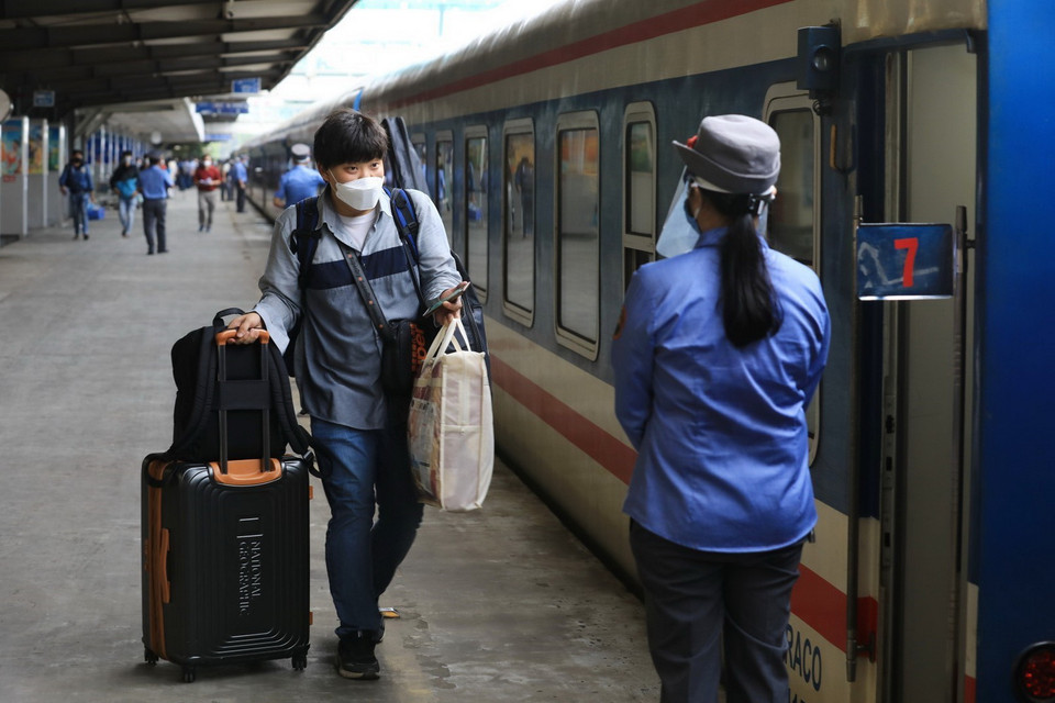 Những hành khách đầu tiên được lên tàu SE5 vào miền Nam. (Ảnh: Thành Đạt/TTXVN)