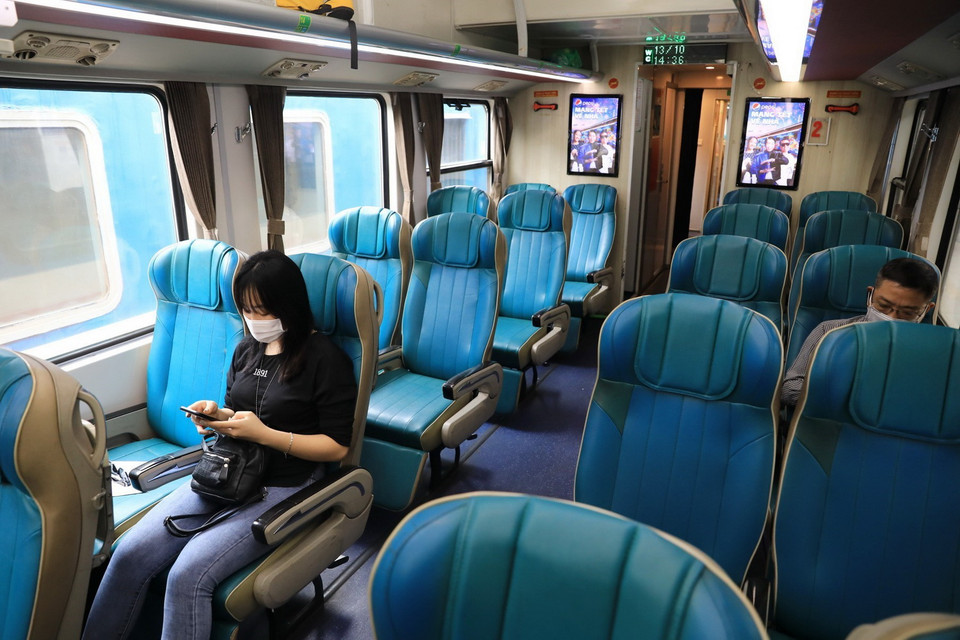 Những hành khách trong toa tàu được sắp xếp ngồi giãn khoảng cách cần thiết đảm bảo an toàn phòng chống dịch. (Ảnh: Thành Đạt/TTXVN)