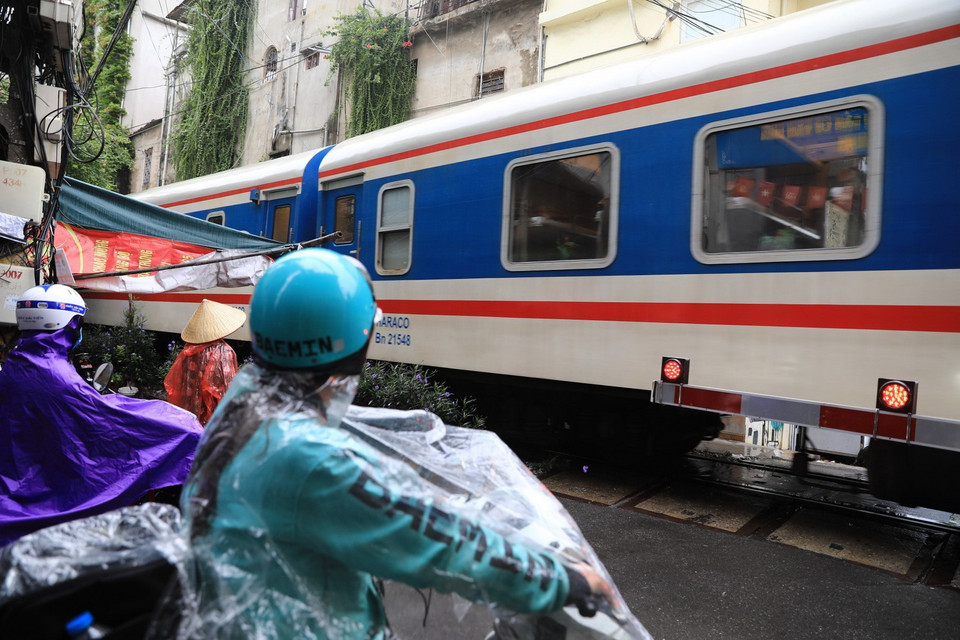 Đoàn tàu SE5 chính thức rời Ga Hà Nội đi Thành phố Hồ Chí Minh lúc 15 giờ 30 phút ngày 13/10. (Ảnh: Thành Đạt/TTXVN)