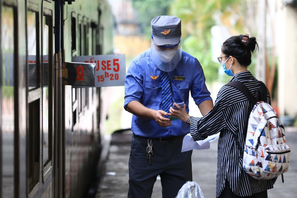 Những hành khách cuối cùng chuẩn bị lên tàu SE5 vào Thành phố Hồ Chí Minh sau nhiều ngày mắc kẹt tại Hà Nội. (Ảnh: Thành Đạt/TTXVN)
