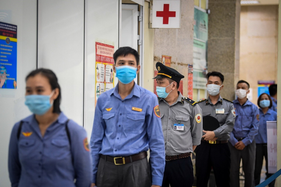 Các thành viên gồm lái tàu và tổ nhân viên trên tàu được xét nghiệm nhanh COVID-19 trước khi lên tàu làm nhiệm vụ. (Ảnh: Thành Đạt/TTXVN)